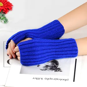 Vue rapprochée de mitaines en tricot côtelé bleu vif pour se réchauffer les bras en hiver