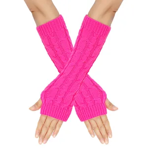 Dettaglio di scaldamuscoli lunghi in maglia a trecce rosa senza dita per l'inverno