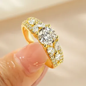 Gros plan d'une bague en moissanite 1ct plaquée or 14k avec des pierres de luxe