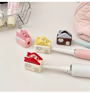 Dettaglio dei coprispazzolino colorati a forma di casa per i diversi spazzolini elettrici.