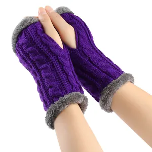 Détail des mitaines violettes en maille torsadée avec bordure en fausse fourrure grise