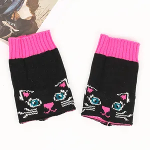 Gros plan sur des jambières en tricot avec motif jacquard de chat mignon