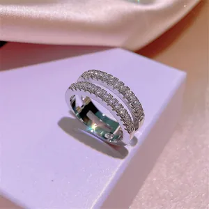 Exquisite Nahaufnahme eines zweireihigen Moissanit-Rings mit geometrischem Design