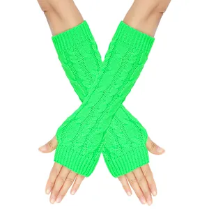 Vista dettagliata degli scaldamuscoli verde neon in maglia a trecce per l'inverno