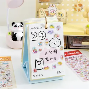Vista detallada de pegatinas animadas en relieve 3D sobre un calendario de escritorio