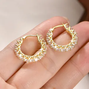 Primer plano de pendientes de aro bañados en oro 14k con circonitas brillantes