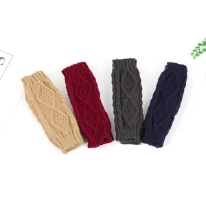 Vue détaillée de quatre mitaines d'hiver en maille torsadée en beige, bordeaux, gris et bleu
