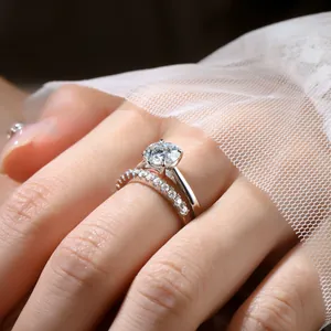 Détail d'un ensemble de bagues de mariée empilables en moissanite de 2 carats avec dentelle