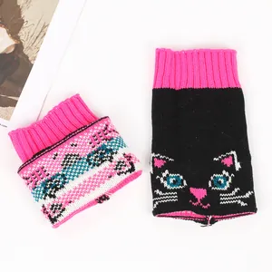 Détail du jacquard chat mignon et de la texture en tricot côtelé rose fluo sur guêtres