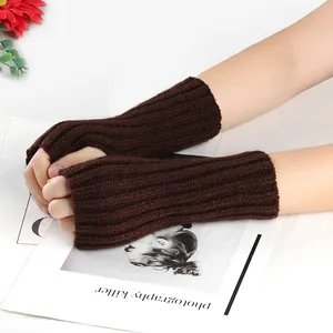 Gros plan sur des mitaines en tricot marron pour garder les bras au chaud en hiver
