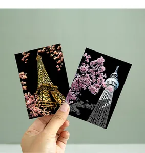 Nahaufnahme von DIY-Kratzbildern mit Motiven des Eiffelturms und des Tokyo Skytrees