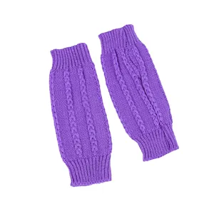 Detailansicht des Zopfmusters dieser lila gestrickten fingerlosen Armstulpen für Winter.