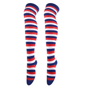 Vue rapprochée de chaussettes de fête rayées horizontales rouges blanches et bleues