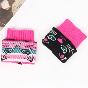 Détail de couvre-bottes tricotés avec motifs jacquard cartoon aux couleurs vives