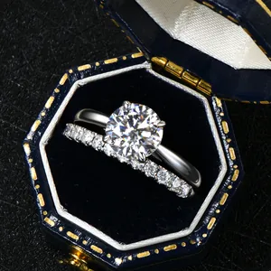 Vue macro d'un ensemble de bagues de mariage en moissanite de 2 ct avec solitaire