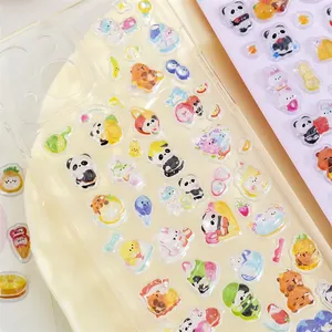 Detalle macro de lindos adhesivos de panda en relieve 3D en una funda transparente