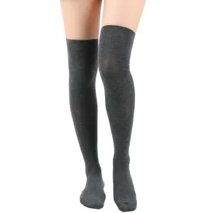 Detailopname van donkergrijze overknee-sokken met een fijne gebreide textuur.
