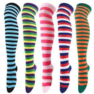 Chaussettes hautes rayées colorées en cine styles de fête vibrants sur fond blanc