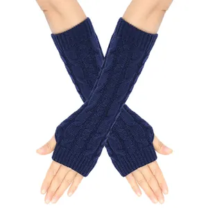 Dettaglio ravvicinato di scaldabraccia in maglia a trecce blu navy con trama spessa