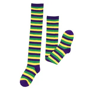 Vue détaillée des chaussettes hautes rayées Mardi Gras en violet, vert et jaune