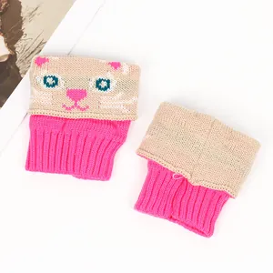 Vue détaillée des jambières en tricot rose et beige avec motif de chat de dessin animé