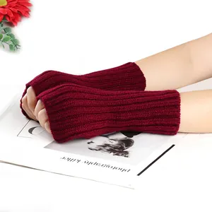 Gros plan sur des mitaines en tricot côtelé bordeaux pour la chaleur d'automne-hiver