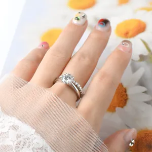 Gros plan élégant d'un ensemble de bagues en moissanite de 2 carats sur un doigt