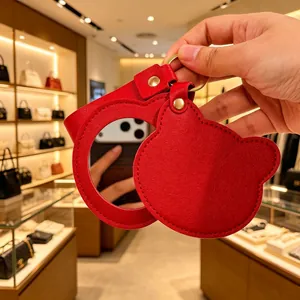 Miroir de poche rouge en cuir PU en forme d'ours avec porte-clés dans une boutique de luxe