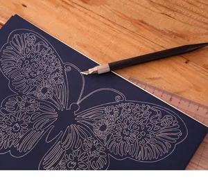 Vue détaillée de l'art du découpage de papier papillon DIY avec couteau et règle sur bois