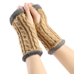 Détail de gants sans doigts en tricot torsadé camel avec bordure en fausse fourrure grise