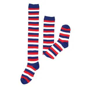 Vue détaillée des chaussettes montantes à rayures rouges, blanches et bleues pour les fêtes.
