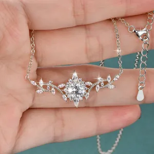 Κομψό κοντινό πλάνο ενός λαμπερού κολιέ moissanite με φλοράλ σχέδιο στο χέρι