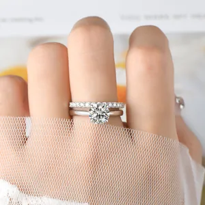 Gros plan d'un ensemble de bagues empilables moissanite 2 carats avec solitaire à 4 griffes.