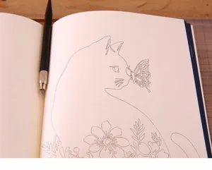 Vue détaillée d'un dessin de chat et de papillon complexe dans un livre de découpe de papier