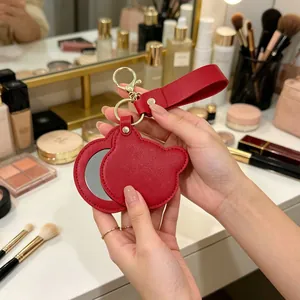 Petit miroir de maquillage portable en cuir PU rouge en forme d'ours avec porte-clés