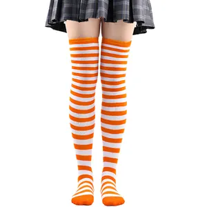 Chaussettes montantes rayées orange et blanc pour les fêtes, idéal pour le carnaval