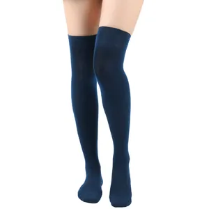 Effen marineblauwe overknee kousen voor dames gedragen door een model, vooraanzicht