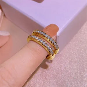 Nahaufnahme eines doppelreihigen Moissanit-Rings für Damen mit Goldbeschichtung