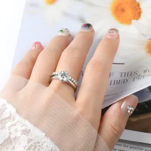 Vue macro détaillée de l'ensemble de bagues empilables en moissanite de 2 carats, argent
