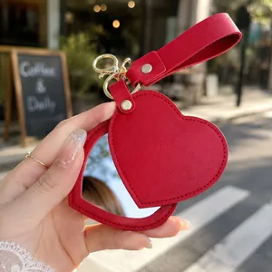 Miroir de maquillage portable en cuir PU rouge en forme de cœur avec porte-clés doré chic
