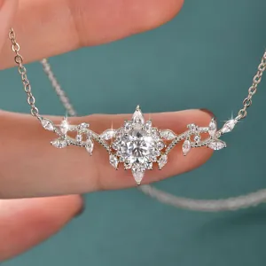 Λεπτομερής προβολή κολιέ moissanite με σχέδιο φύλλων και λουλουδιών σε ασημί χρώμα