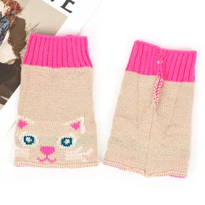 Gros plan de guêtres en tricot rose et beige avec un motif de tête de chat mignon.