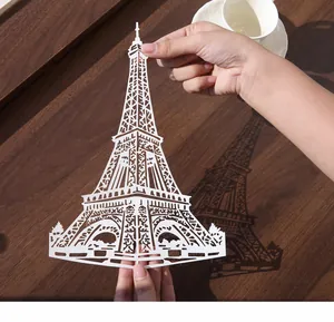 Vue macro de la tour Eiffel en papier blanc découpé pour un projet artistique de bricolage.