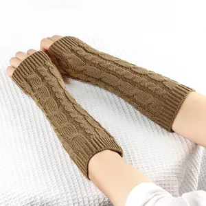 Dettaglio degli scaldabraccia lunghi in maglia a trecce kaki senza dita in lana
