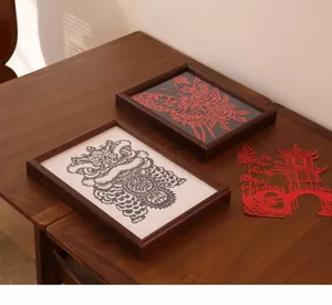 Vue détaillée de pièces d'art en papier découpé DIY dans des cadres en bois classiques