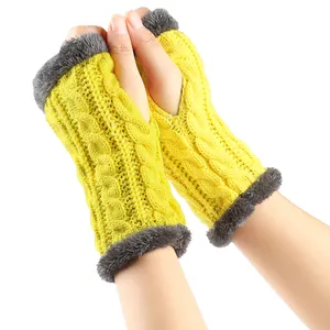 Gros plan de mitaines en maille torsadée jaune avec bordure en fausse fourrure grise