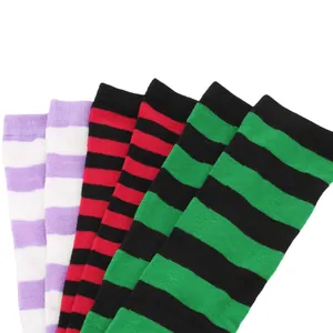 Gros plan sur des chaussettes hautes rayées colorées pour fêtes