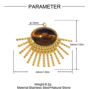 Detalle del colgante en forma de abanico chapado en oro con piedra natural ojo de tigre
