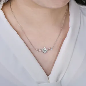 Λεπτομέρεια κολιέ με λουλούδια μωαζανίτη 14k gold filled στον λαιμό ενός μοντέλου