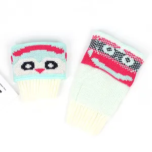 Gros plan sur le tricot jacquard pingouin mignon pour chauffe-bottes en pastel.